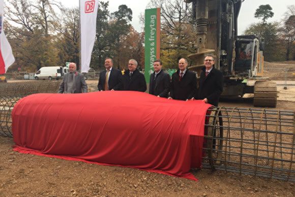 Der Hessische Wirtschaftsminister Tarek Al-Wazir (3. v.l.) bei einem Spatenstich